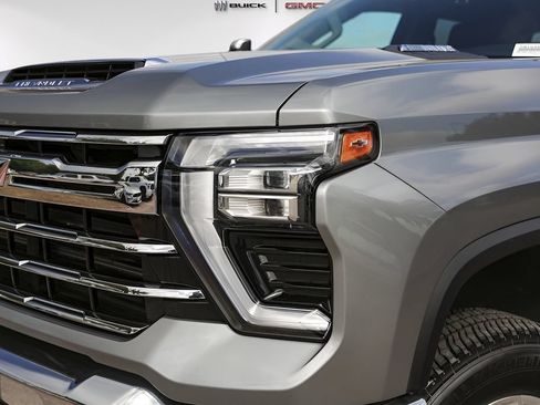 Used 2025 Chevrolet Silverado 2500 LTZ AWD/4WD image 3
