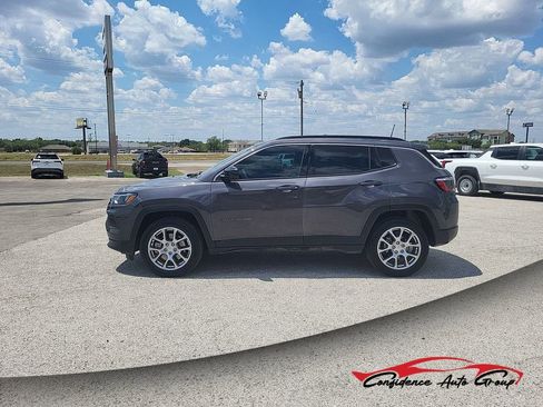 Used 2024 Jeep Compass Latitude image 1