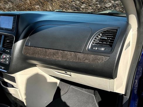 Used 2019 Dodge Grand Caravan SE w/ UConnect Hands-Free Group image 15