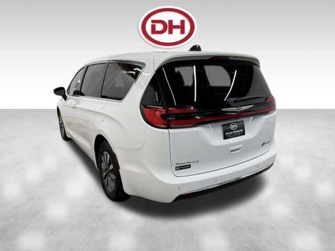 Used 2023 Chrysler Pacifica Touring-L image 11