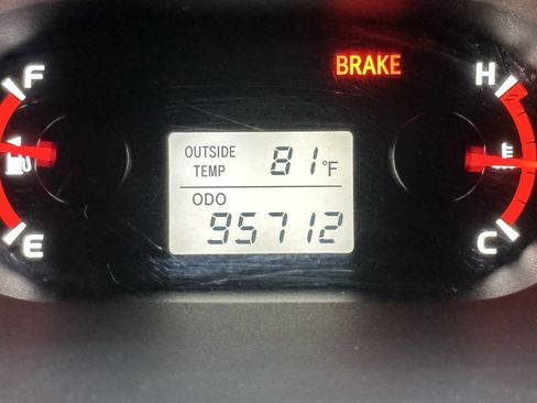 Used 2010 Pontiac Vibe w/ Sun and Wheels Package image 22