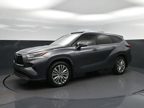 Used 2023 Toyota Highlander Platinum FWD image 3