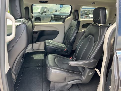 Used 2023 Chrysler Pacifica Touring-L FWD image 24