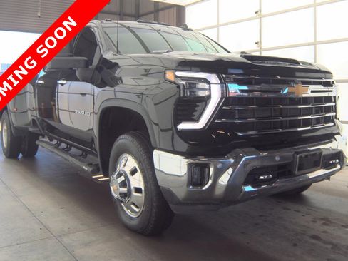 Used 2024 Chevrolet Silverado 3500 LTZ w/ LTZ Convenience Package image 3