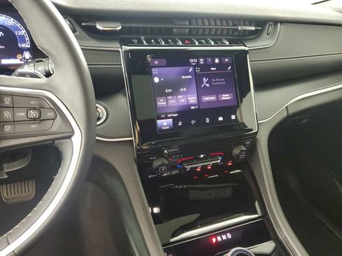 Used 2025 Jeep Grand Cherokee Laredo X image 17