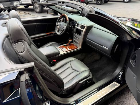 Used 2005 Cadillac XLR RWD image 30