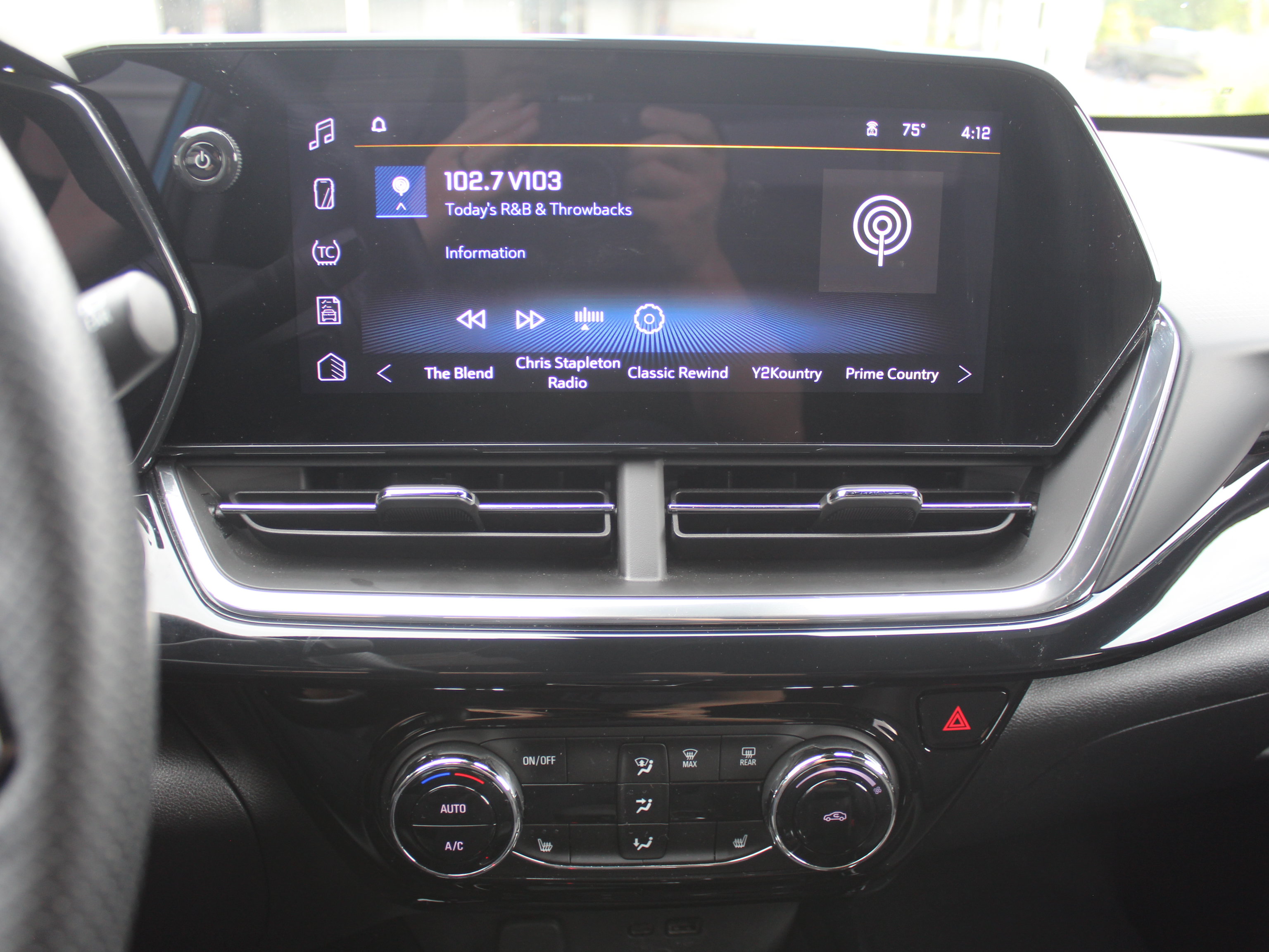 Used 2025 Chevrolet Trax RS w/ Driver Confidence Package FWD image 18
