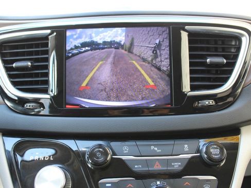 Used 2018 Chrysler Pacifica Touring-L Plus image 28