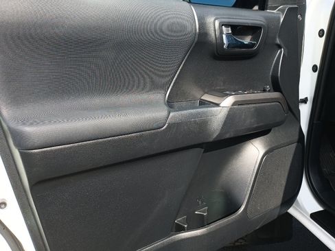 Used 2019 Toyota Tacoma TRD Sport AWD/4WD image 15