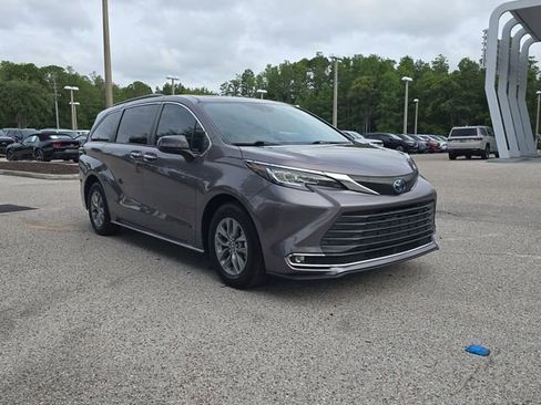 Used 2022 Toyota Sienna XLE FWD image 2