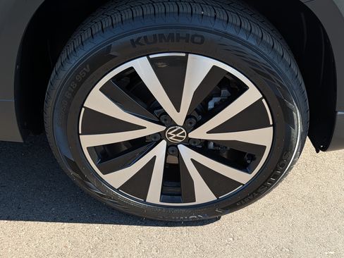 Certified 2023 Volkswagen Taos SE w/ Panoramic Sunroof Package AWD/4WD image 15