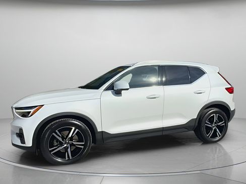 Used 2023 Volvo XC40 B5 Plus image 14