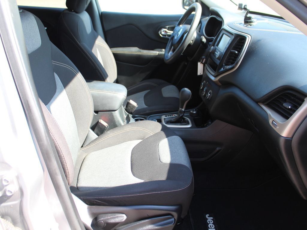 Used 2016 Jeep Cherokee Sport AWD/4WD image 11
