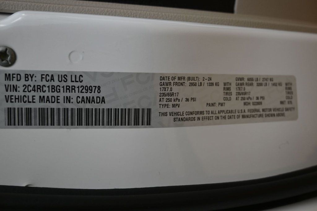 Used 2024 Chrysler Pacifica Touring-L FWD image 32