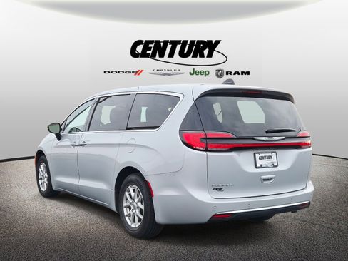 Used 2024 Chrysler Pacifica Touring-L image 6