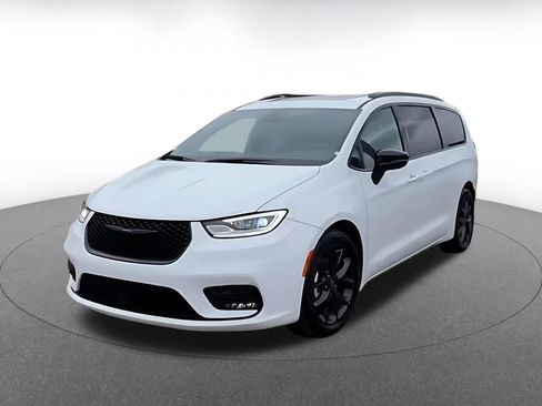 Used 2025 Chrysler Pacifica Limited image 7