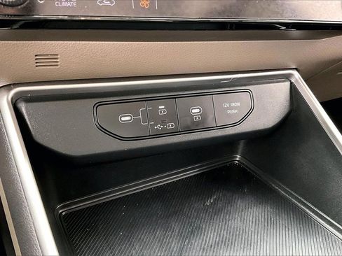 Used 2025 Kia Carnival image 33