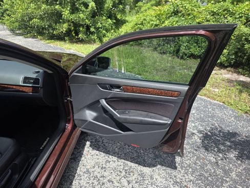 Used 2013 Volkswagen Passat 2.5 SEL Premium FWD image 8