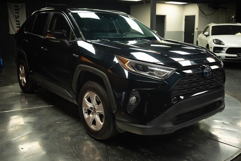 Used 2020 Toyota RAV4 XLE AWD/4WD image 5