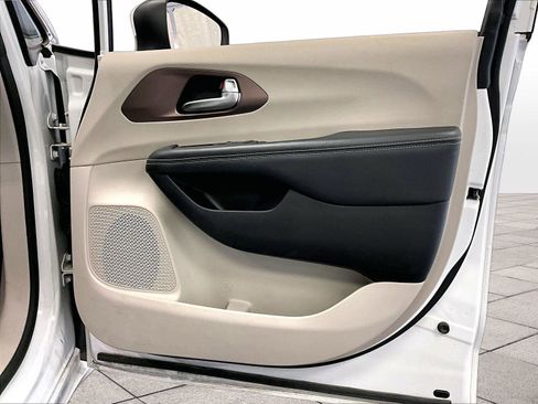 Used 2023 Chrysler Voyager LX image 23