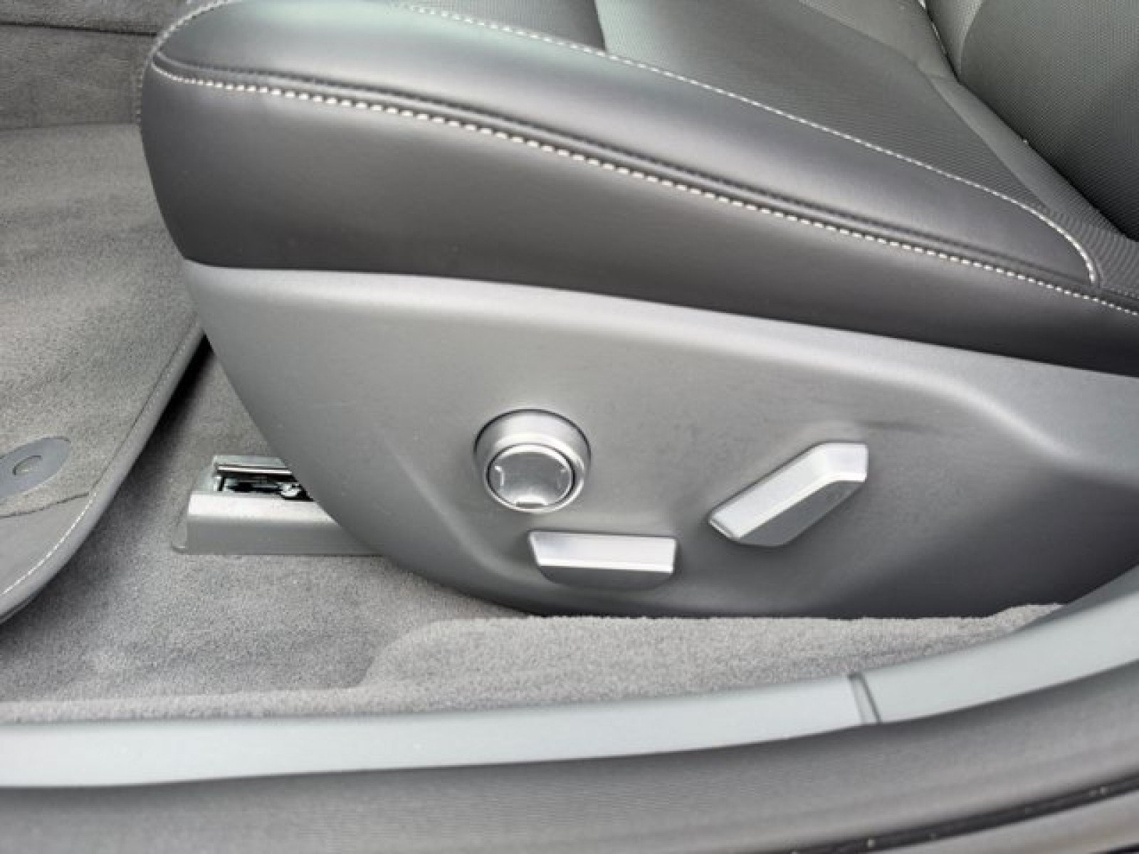 Used 2025 Lucid Air Pure RWD image 12