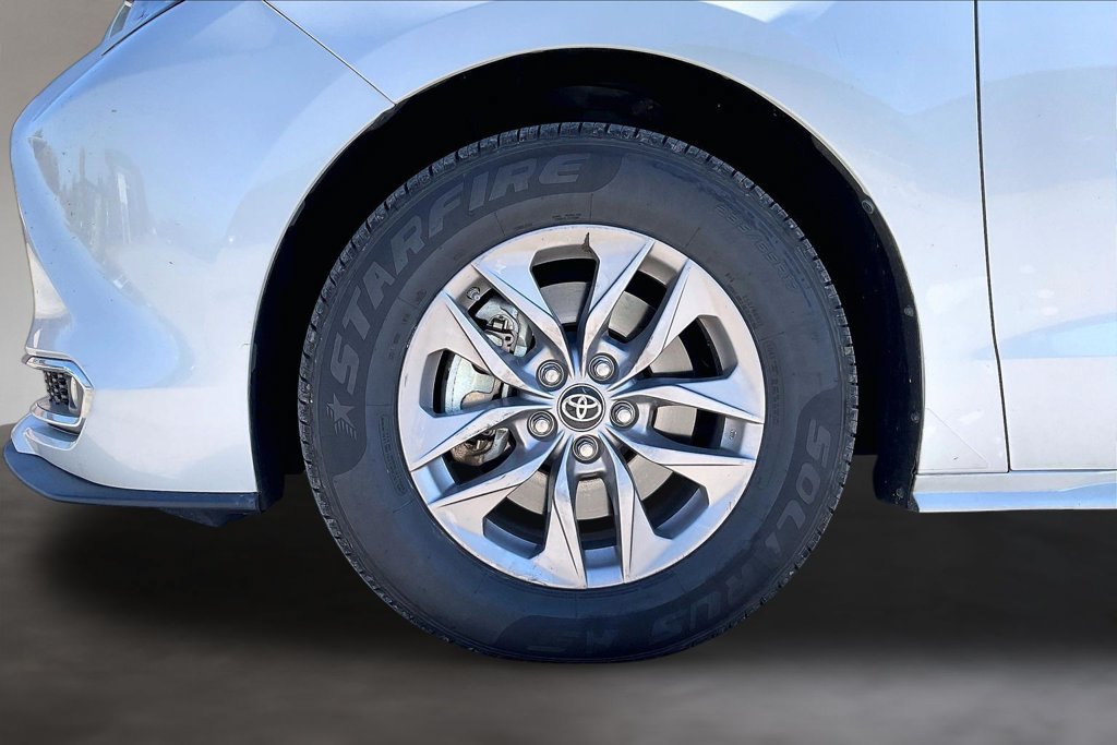 Used 2024 Toyota Sienna XLE FWD image 32