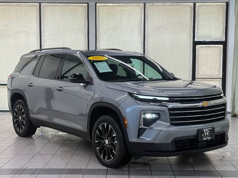 Certified 2025 Chevrolet Traverse LT w/ Sun and Wheel Package image 1