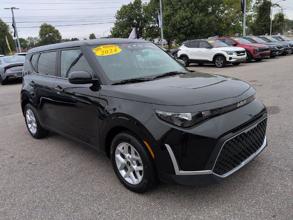 Used 2024 Kia Soul LX w/ Option Group 015 FWD image 1