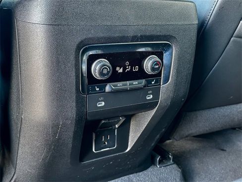 Used 2024 Chevrolet Suburban Premier image 28