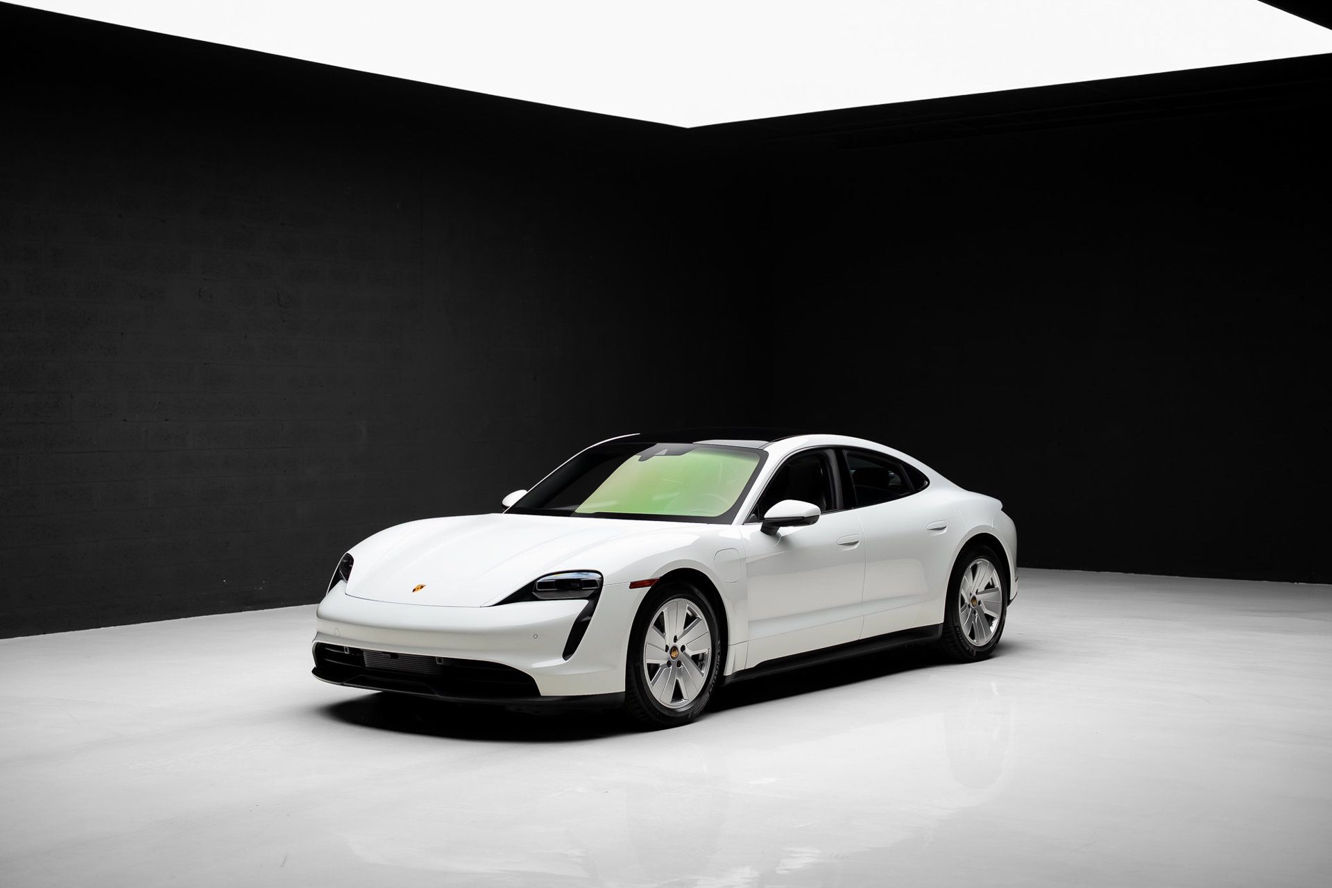 Used 2022 Porsche Taycan RWD image 4