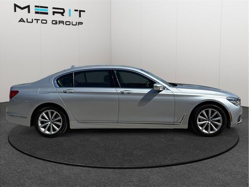 Used 2018 BMW 750i image 10