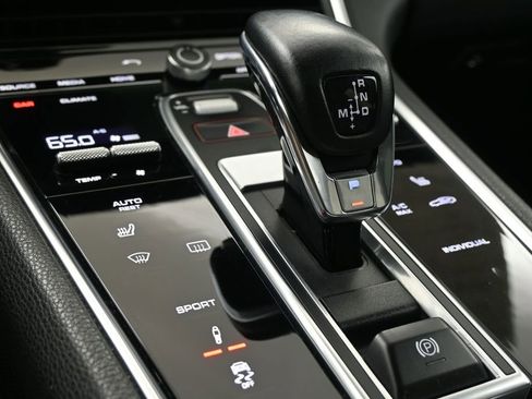 Used 2018 Porsche Panamera 4 image 33
