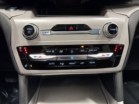 Used 2023 Ford Explorer XLT image 21