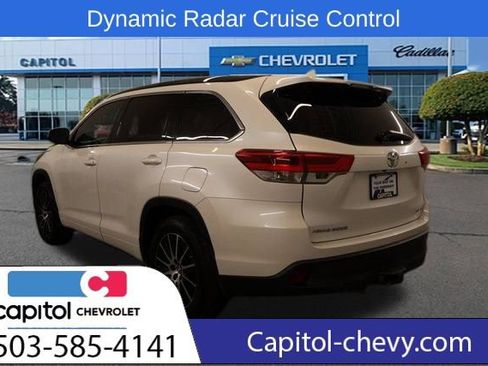 Used 2018 Toyota Highlander SE image 6