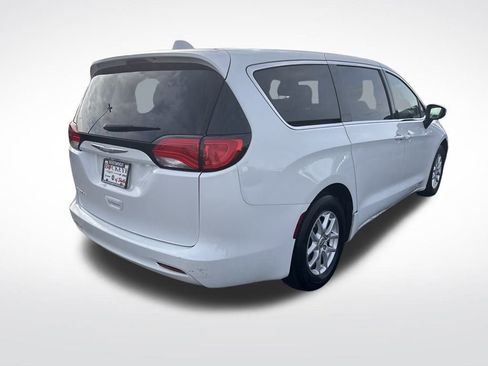 Used 2017 Chrysler Pacifica Touring image 5