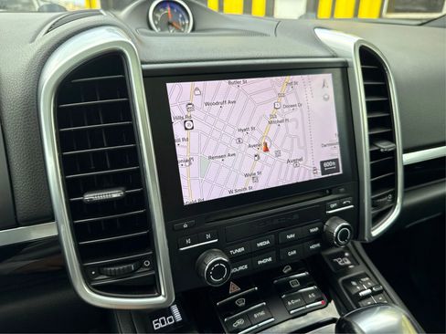 Used 2017 Porsche Cayenne Platinum Edition image 31