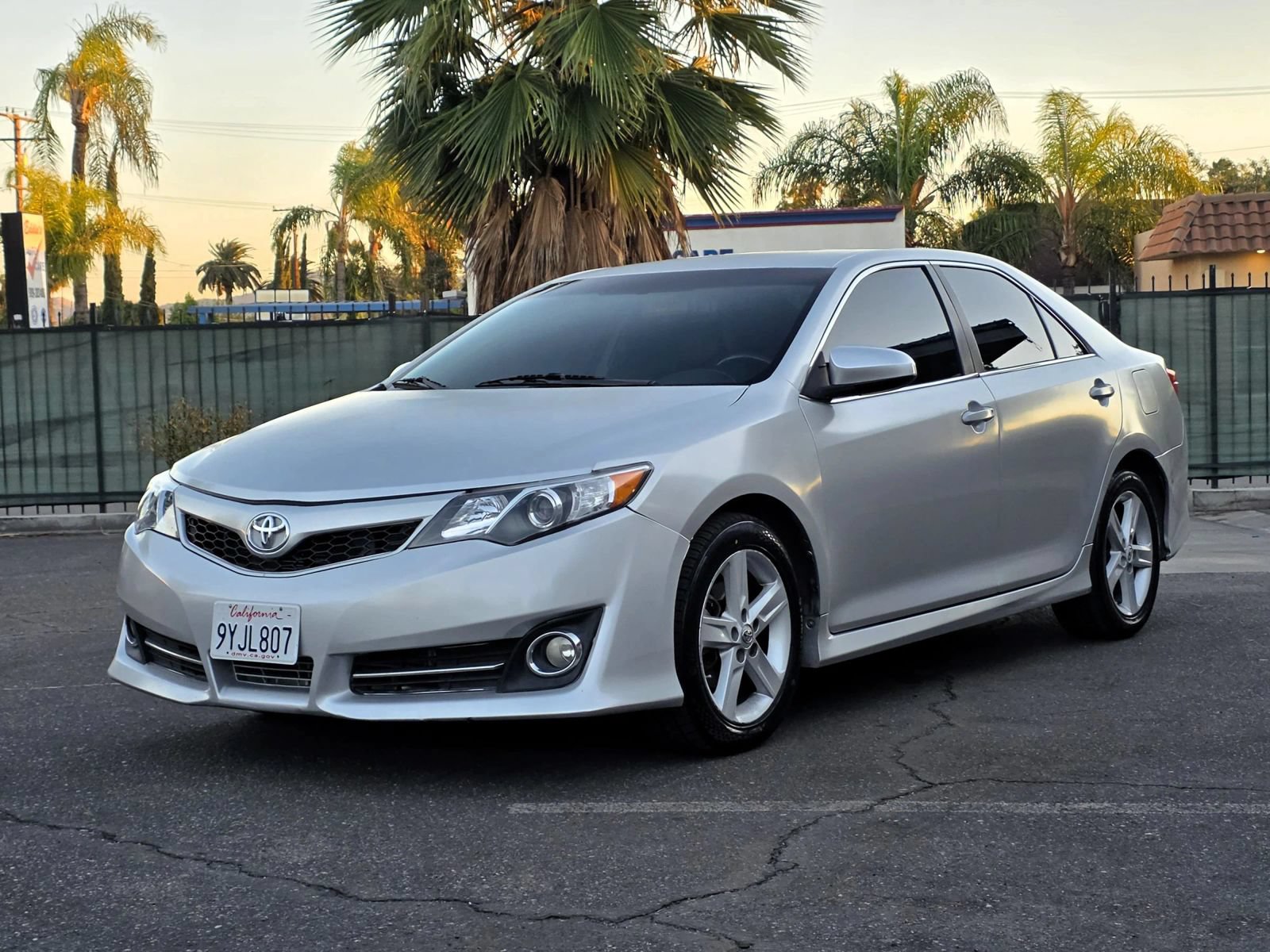 Used 2012 Toyota Camry SE FWD image 1
