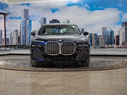 Used 2026 BMW 740i xDrive w/ Premium Package image 3