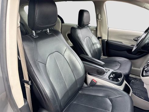Used 2022 Chrysler Pacifica Touring-L image 28
