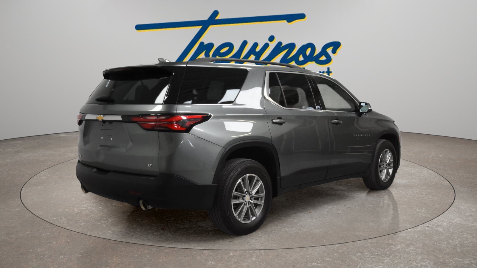 Used 2023 Chevrolet Traverse LT FWD image 2