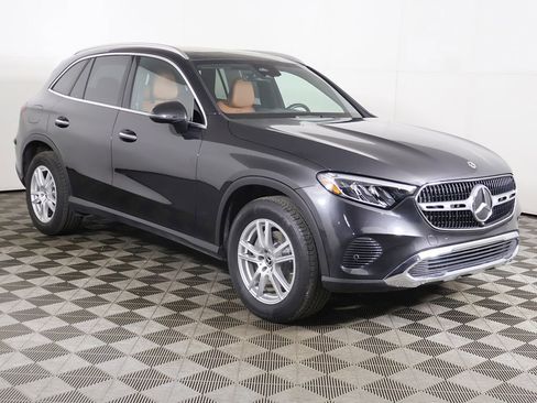 Used 2025 Mercedes-Benz GLC 300 4MATIC image 2