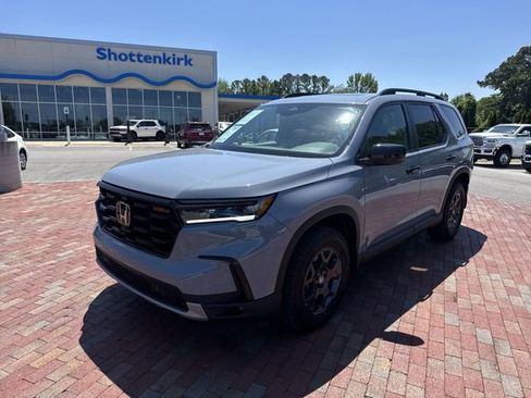 Certified 2025 Honda Pilot TrailSport image 1
