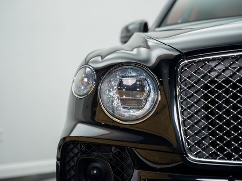 Used 2021 Bentley Bentayga w/ First Edition Specification AWD/4WD image 28