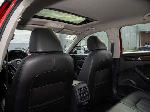 Used 2022 Volkswagen Passat 2.0T image 9