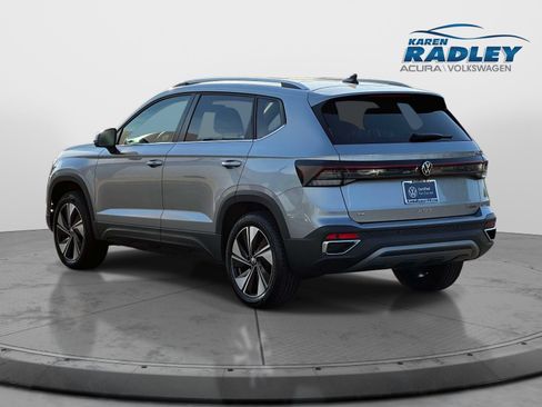 Certified 2025 Volkswagen Taos SE AWD/4WD image 4