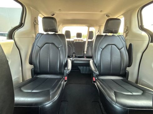 Used 2024 Chrysler Pacifica Touring-L FWD image 35