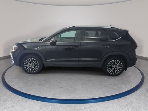 Certified 2025 Volkswagen Taos SE FWD image 8