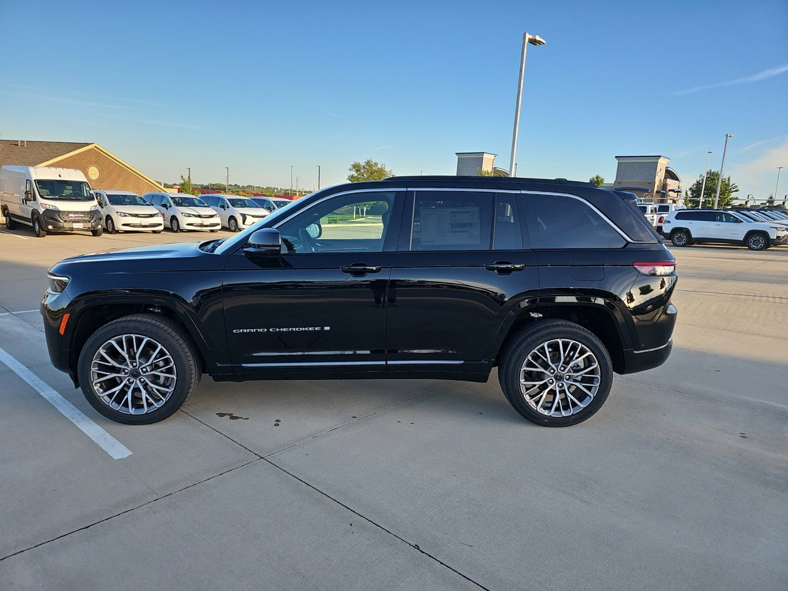 New 2027 Jeep Grand Cherokee Summit AWD/4WD image 2