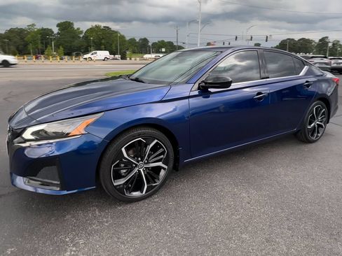 Used 2024 Nissan Altima 2.5 SR w/ SR Premium Package FWD image 4