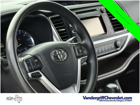 Used 2019 Toyota Highlander LE FWD image 12